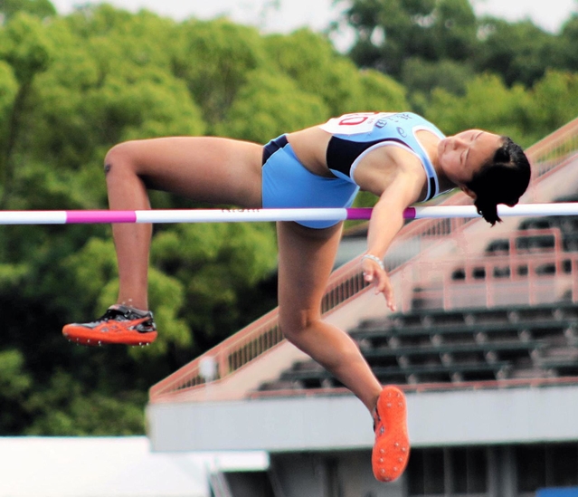 女子走り高跳び決勝　１メートル74で優勝した北摂三田の山下愛生