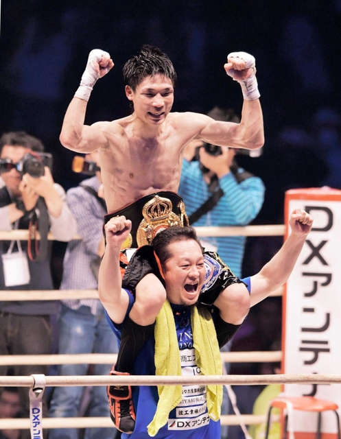 世界王座を獲得し、真正ジムの山下正人会長（下）と喜ぶ久保隼＝２０１７年４月、大阪市のエディオンアリーナ大阪