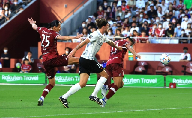 神戸－浦和　前半、ゴールに迫る神戸・大崎（左端）と武藤（右端）＝ノエビアスタジアム神戸（撮影・鈴木雅之）