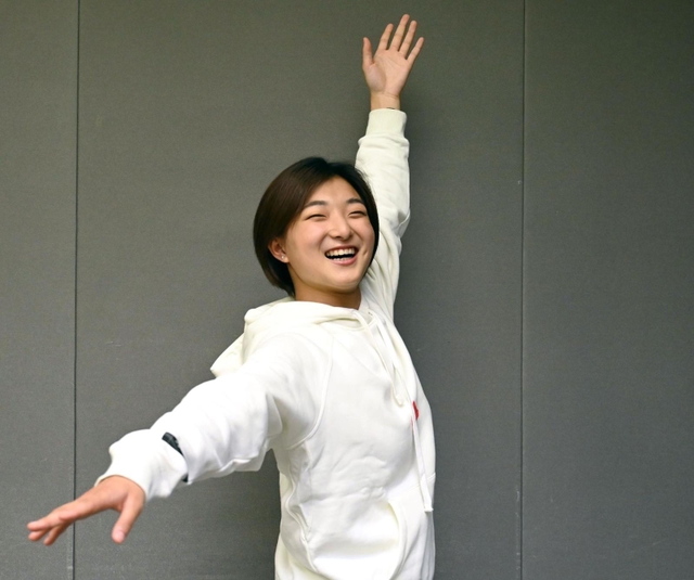 ポーズを決める坂本花織＝大阪市（撮影・坂井萌香）