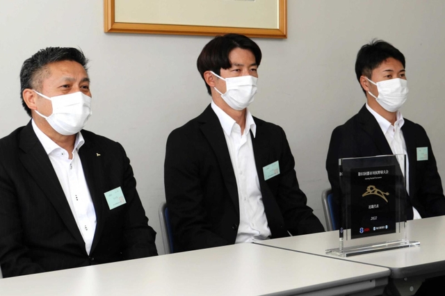 社会人野球の都市対抗大会に向けて展望を語る（左から）清水部長、津野監督、高橋マネジャー＝神戸新聞社（撮影・久保田輝）