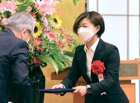 神戸新聞社の高梨柳太郎社長（左）からスポーツ賞の表彰を受ける坂本花織＝１日午前、神戸市中央区（撮影・吉田敦史）