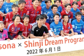 蒼開高のサッカー部員らと交流した香川真司（中央）＝洲本市下加茂１の同校