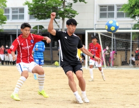 蒼開高のサッカー部員らと交流した香川真司（中央）＝洲本市下加茂１の同校
