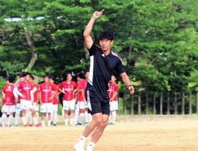 蒼開高のサッカー部員らと交流した香川真司＝洲本市下加茂１の同校