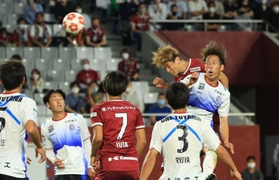 神戸－富山　後半、神戸の大迫（右から２人目）がゴールを決め、３ー２と逆転する＝ノエビアスタジアム神戸（撮影・鈴木雅之）