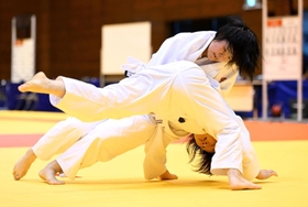柔道女子団体決勝・東洋大姫路-武庫川大付　果敢に攻める武庫川大付の大将長崎（上）＝高砂市総合体育館（撮影・坂井萌香）