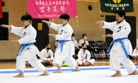 空手女子団体形決勝　気持ちを込めた「パープーレン」で優勝した夙川の（左から）安岡、横田、上垣＝神戸常盤アリーナ