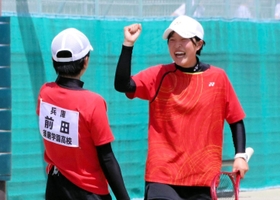 ソフトテニス女子団体決勝・須磨学園-啓明　６大会連続８度目の優勝を飾った須磨学園の前田（左）、中谷組＝神戸市北区のしあわせの村