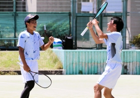 ソフトテニス男子団体決勝・神戸星城-神戸国際大付　初優勝を決めた神戸国際大付の鍬崎（左）、松谷組＝神戸市北区のしあわせの村