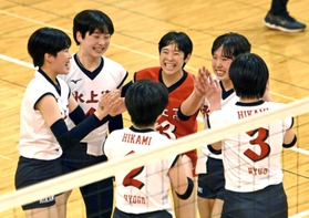 バレーボール女子決勝・氷上－日ノ本　第２セット、得点を決めて喜び合う氷上の選手たち＝加古川市立総合体育館（撮影・坂井萌香）