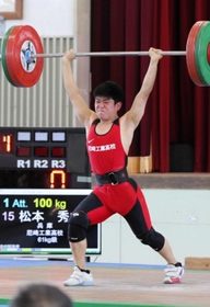 重量挙げ男子６１キロ級で優勝した県尼崎工の松本秀太＝明石北高