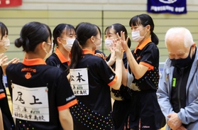 卓球女子団体決勝で芦屋学園を破って３大会連続優勝を決め、喜ぶ姫路商の選手ら＝姫路市ヴィクトリーナ・ウインク体育館（撮影・吉田敦史）