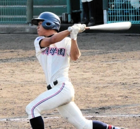 大阪の常翔学園高校で硬式野球部の主将を務めた（本人提供）