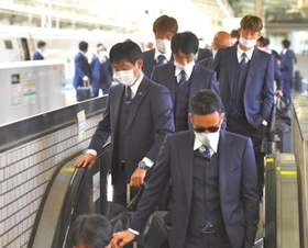 神戸入りする森保一監督（中央）、吉田麻也（手前）、柴崎岳（中央右）、伊藤洋輝（右奥）ら日本代表イレブン＝９日午後０時３３分、神戸市中央区の新神戸駅（撮影・吉澤敬太）