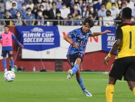 後半、代表初ゴールを決める日本代表の久保建英＝ノエビアスタジアム神戸（撮影・金田祐二）