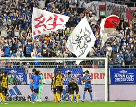 日本－ガーナ　後半、久保建の日本代表初ゴールに沸く観客席＝１０日夜、神戸市兵庫区御崎町１（撮影・秋山亮太）