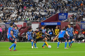 日本-ガーナ　後半、ガーナ代表と激しくボールを奪い合う日本代表＝１０日夜、神戸市兵庫区、ノエビアスタジアム神戸（撮影・秋山亮太）