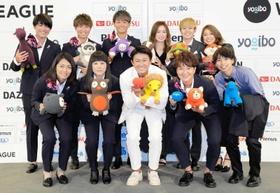 ＷＥリーグ初代ＭＶＰに輝き、笑顔で記念撮影に応じるＩＮＡＣ神戸のＧＫ山下杏也加（中央）ら＝東京都内（（ｃ）ＷＥリーグ）