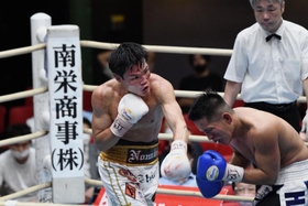防衛戦で鋭いパンチを放つ野中悠樹選手＝２０２１年７月２３日、大阪市浪速区のエディオンアリーナ大阪（撮影・風斗雅博）