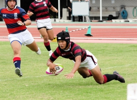 報徳－関学　前半、チーム２本目となるトライを挙げる報徳の田中隼人