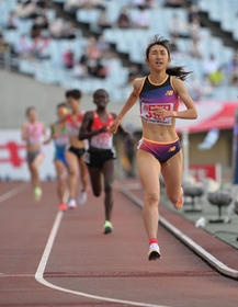 女子５０００メートル決勝　１位でフィニッシュし、世界選手権代表に決まった田中希実＝ヤンマースタジアム長居（撮影・秋山亮太）