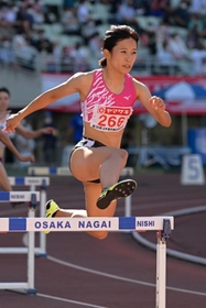 女子４００メートル障害決勝　５６秒９０で２位になった宇都宮絵莉＝１２日午後、大阪市東住吉区、ヤンマースタジアム長居（撮影・秋山亮太）