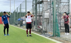 糸電話を使ってサポーターと交流する神戸のＧＫ前川（左）とＤＦ山川（中央）＝神戸市西区、いぶきの森球技場