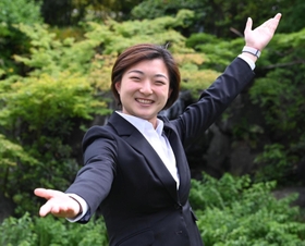 笑顔でポーズをとる坂本花織＝神戸市中央区波止場町（撮影・坂井萌香）