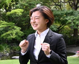 新シーズンに向けて気持ちを新たにする坂本花織＝神戸市中央区波止場町（撮影・坂井萌香）