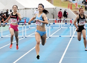 女子４００メートル障害決勝　５８秒６９で優勝した北摂三田の内藤香乃（９１９）