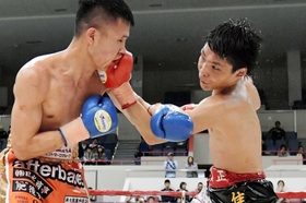 世界王座陥落後の再起戦で大沢宏晋（左）に判定勝ちした久保隼＝２０１８年４月、神戸市立中央体育館