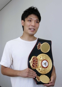 競技を終える意向を明かし「未練は全くない」と語る元世界王者の久保隼＝神戸市内（撮影・中西大二）