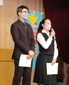 代表して意気込みを語る西岡瞳（右）と許佑赫＝兵庫県民会館