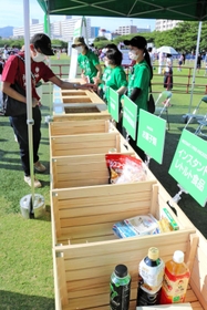 会場に設けられたゴミ分別回収とフードドライブのブース＝神戸市兵庫区御崎町１、ノエビアスタジアム神戸