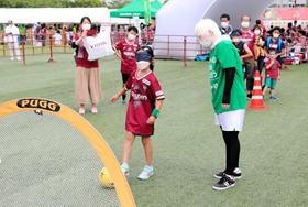 ブラインドサッカーを体験するサポーターら＝神戸市兵庫区御崎町１、ノエビアスタジアム神戸