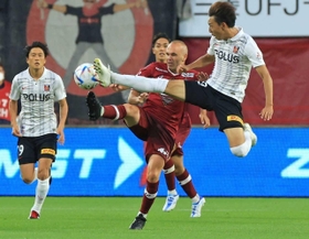 神戸－浦和　後半、厳しい守備にあう神戸のイニエスタ（右から２人目）＝撮影・鈴木雅之