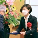 神戸新聞社の高梨柳太郎社長（左）からスポーツ賞の表彰を受ける坂本花織＝１日午前、神戸市中央区（撮影・吉田敦史）