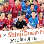 蒼開高のサッカー部員らと交流した香川真司（中央）＝洲本市下加茂１の同校