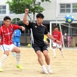 蒼開高のサッカー部員らと交流した香川真司（中央）＝洲本市下加茂１の同校