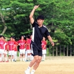 蒼開高のサッカー部員らと交流した香川真司＝洲本市下加茂１の同校