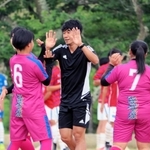 蒼開高のサッカー部員らと交流した香川真司（中央）＝洲本市下加茂１の同校