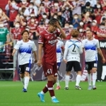 神戸－富山　前半、２点目を奪われて頭を抱える神戸・小田（４１）＝ノエビアスタジアム神戸（撮影・鈴木雅之）