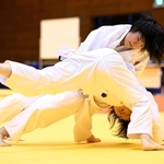 柔道女子団体決勝・東洋大姫路-武庫川大付　果敢に攻める武庫川大付の大将長崎（上）＝高砂市総合体育館（撮影・坂井萌香）