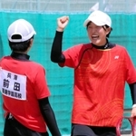 ソフトテニス女子団体決勝・須磨学園-啓明　６大会連続８度目の優勝を飾った須磨学園の前田（左）、中谷組＝神戸市北区のしあわせの村
