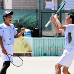 ソフトテニス男子団体決勝・神戸星城-神戸国際大付　初優勝を決めた神戸国際大付の鍬崎（左）、松谷組＝神戸市北区のしあわせの村