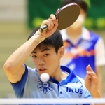 卓球男子団体決勝・育英-滝川第二　第２シングルスを制した育英の山下慧＝姫路市ヴィクトリーナ・ウインク体育館（撮影・吉田敦史）