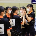 卓球女子団体決勝で芦屋学園を破って３大会連続優勝を決め、喜ぶ姫路商の選手ら＝姫路市ヴィクトリーナ・ウインク体育館（撮影・吉田敦史）