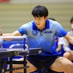 卓球男子団体決勝・育英-滝川第二　第１シングルスを制した育英の青山貴洋＝姫路市ヴィクトリーナ・ウインク体育館（撮影・吉田敦史）