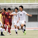 サッカー男子決勝・神戸弘陵-三田学園　前半、先制点を決め、チームメートと喜ぶ三田学園の宮内（１０）＝三木総合防災公園陸上競技場（撮影・初鹿野俊）